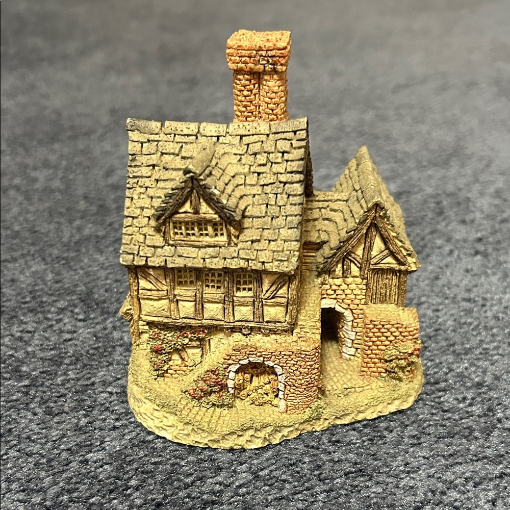 Vintage David Winter 1983 Miniature Bakehouse Figurine. Made in Great Britain.